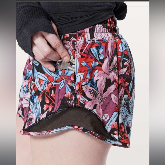 Lululemon hotty hot short size 6 - Picture 3 of 5